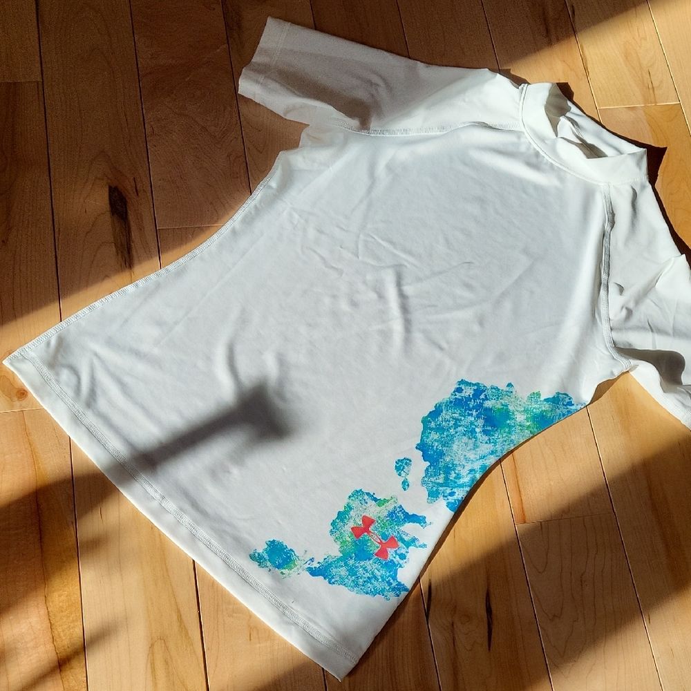 UNDER ARMOR, Rash Gard Womens White T-Shirt with Blue and Green Grafic Design